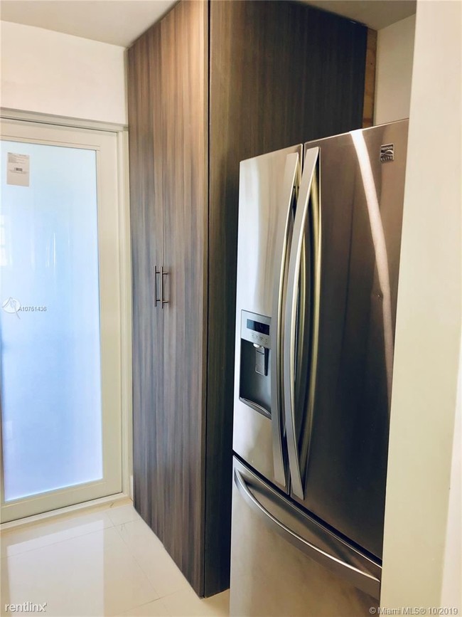 220 Meridian Ave in Miami Beach, FL - Building Photo - Building Photo