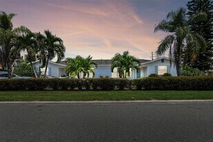 11225 2nd St E in Treasure Island, FL - Building Photo