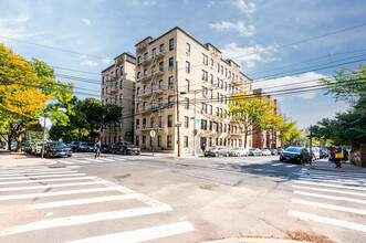 Oakwood Court in Flushing, NY - Building Photo - Building Photo