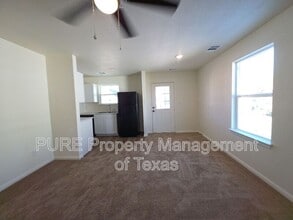 2002 W 2nd St in Taylor, TX - Building Photo - Building Photo