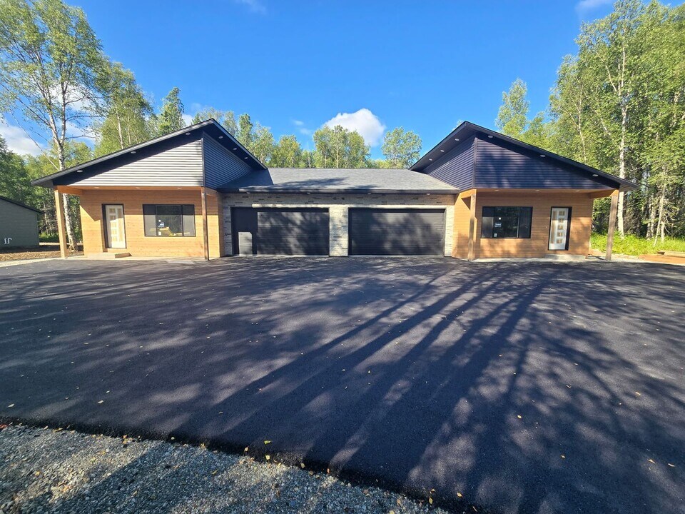 7490 N Paw St in Wasilla, AK - Building Photo