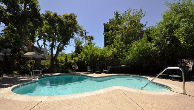 4215 Mary Ellen Ave, Unit 108 in Los Angeles, CA - Foto de edificio - Building Photo