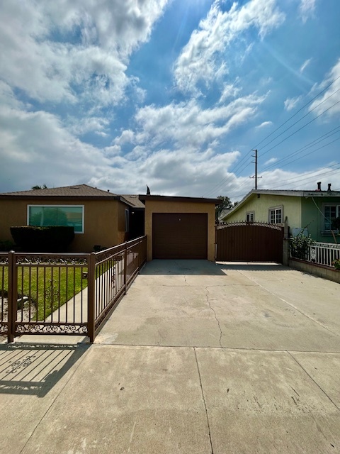 340 W Raymond St in Compton, CA - Building Photo