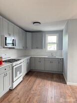 658 King Georges Rd in Fords, NJ - Building Photo