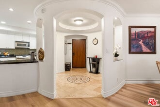 122 N Clark Dr in Los Angeles, CA - Building Photo - Building Photo