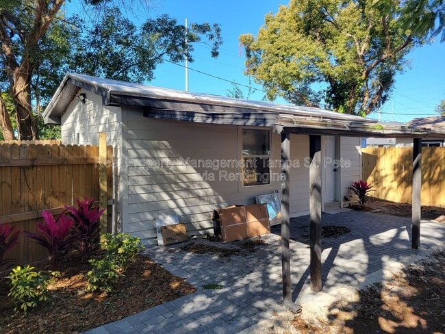 5034 2nd Ave S in St. Petersburg, FL - Foto de edificio - Building Photo