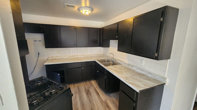 6940 Hopkins Dr in Las Vegas, NV - Building Photo - Building Photo