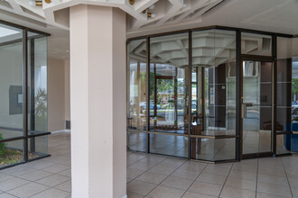 Harbor Oaks Place in Clearwater, FL - Building Photo - Lobby