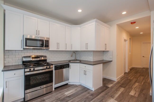 2336 N Clark St, Unit 2 in Chicago, IL - Building Photo - Building Photo