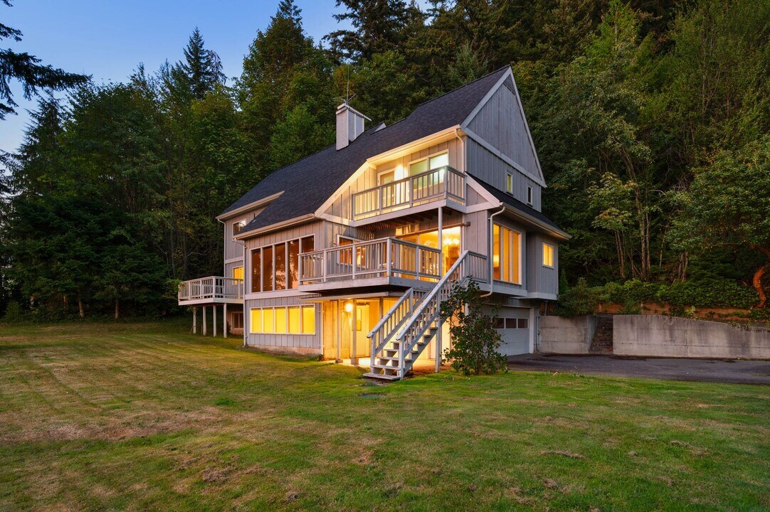 1248 Chuckanut Crest Ln in Bellingham, WA - Building Photo