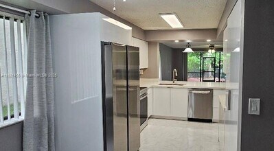3625 Coral Springs Dr in Coral Springs, FL - Building Photo - Building Photo
