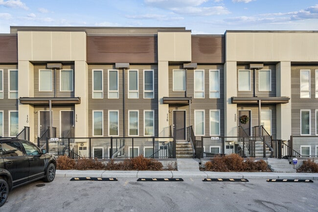 19500 37 St SE in Calgary, AB - Building Photo - Building Photo