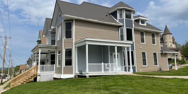 308 Hill St in Dubuque, IA - Building Photo - Building Photo