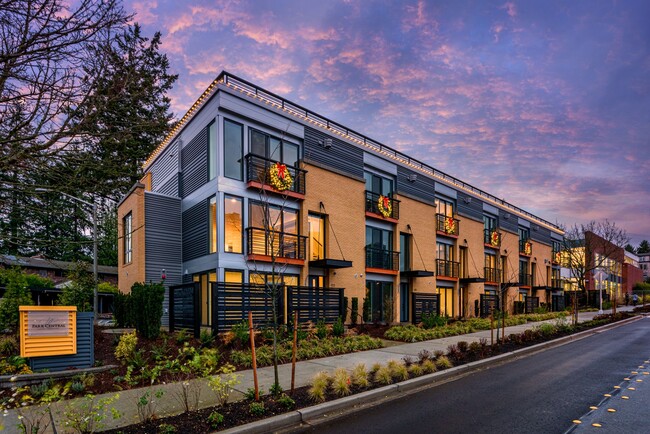 Park Central Townhomes in Bellevue, WA - Building Photo - Building Photo