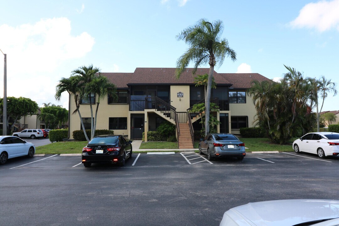 4703 Lucerne Lakes Blvd E in Greenacres, FL - Building Photo