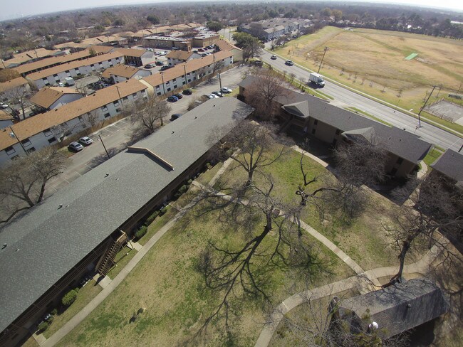 Emerald Point in Irving, TX - Building Photo - Building Photo