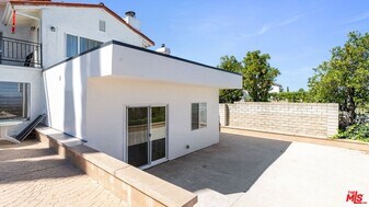 21727 Planewood Dr in Woodland Hills, CA - Building Photo