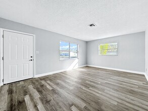 7810 64th St N in Pinellas Park, FL - Foto de edificio - Building Photo