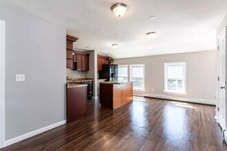 554 Lake Ave, Unit Upstairs in Manchester, NH - Building Photo - Building Photo