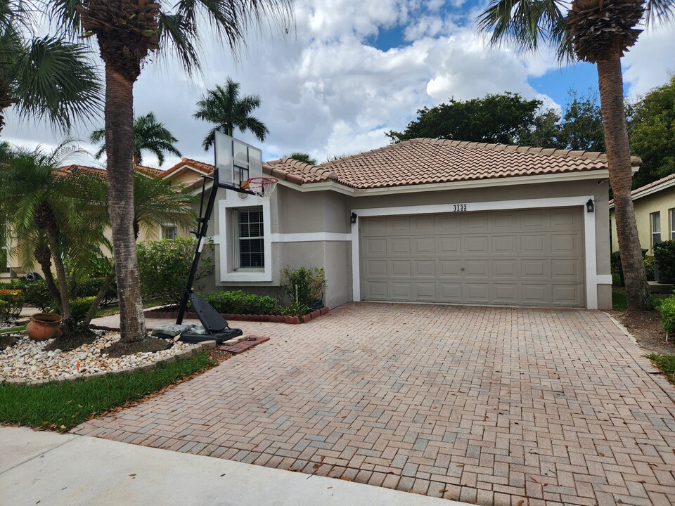 4133 Sapphire Terrace in Weston, FL - Building Photo