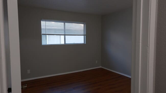 18555 Collins St, Unit c33 in Tarzana, CA - Foto de edificio - Building Photo