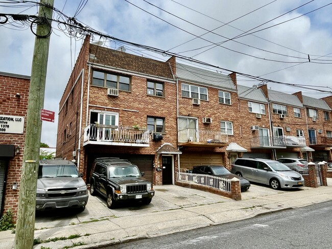 5907 59th Dr in Maspeth, NY - Building Photo - Building Photo