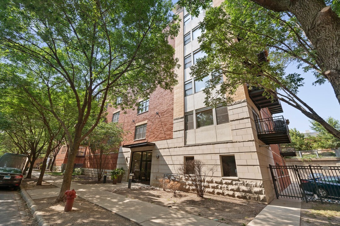2320 W St Paul Ave in Chicago, IL - Building Photo