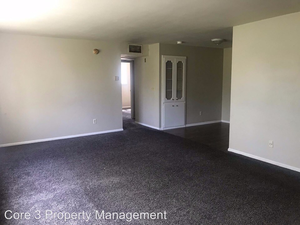228 E Oak Cliff Ct in Peoria, IL - Building Photo