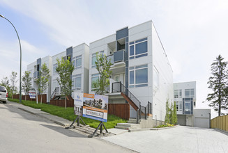 Parkhill Place in Calgary, AB - Building Photo - Building Photo