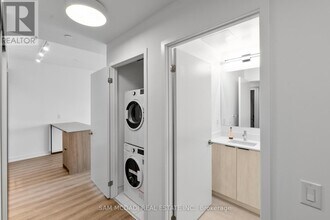 2485 Eglinton Ave W in Mississauga, ON - Building Photo - Building Photo