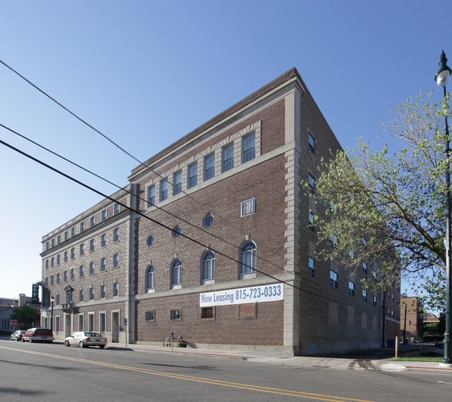 Senior Suites of Joliet in Joliet, IL - Foto de edificio - Building Photo