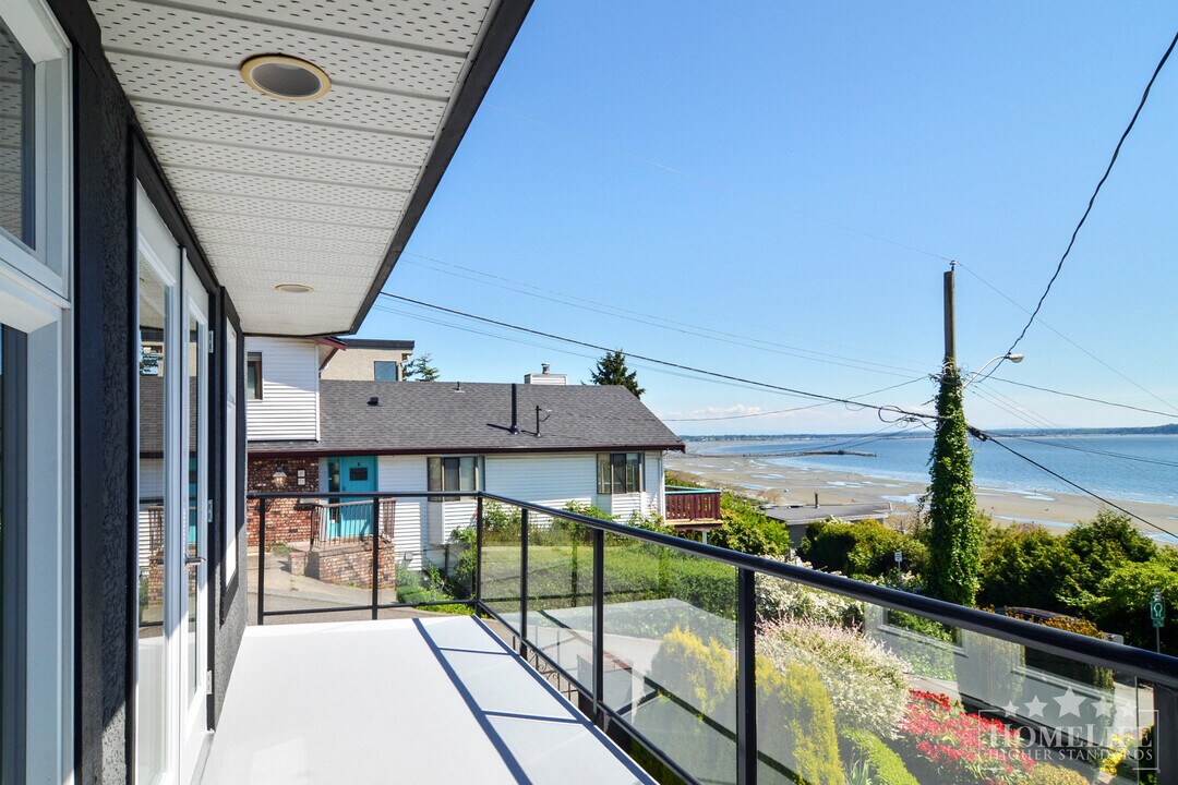 14535 Sunset Dr in White Rock, BC - Building Photo