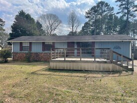 693 Bluebird Dr SE in Conyers, GA - Building Photo