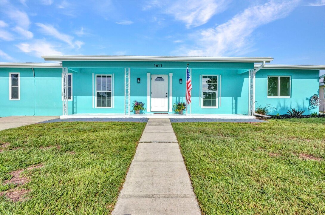 1611 Sheehan Blvd in Port Charlotte, FL - Foto de edificio