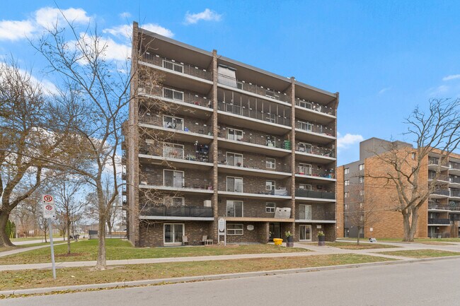 Sun Ray Manor in Windsor, ON - Building Photo - Building Photo