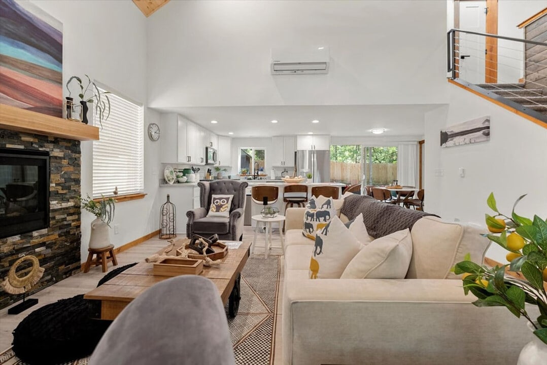 125 Mountain View Dr in Ashford, WA - Building Photo