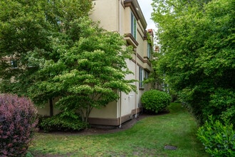 6202 101st Ct NE in Kirkland, WA - Foto de edificio - Building Photo