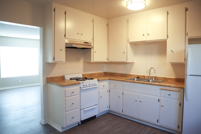 Arthur Avenue Apartments in Paramount, CA - Building Photo - Building Photo