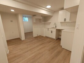 10520-10121 121 Ave NW in Edmonton, AB - Building Photo