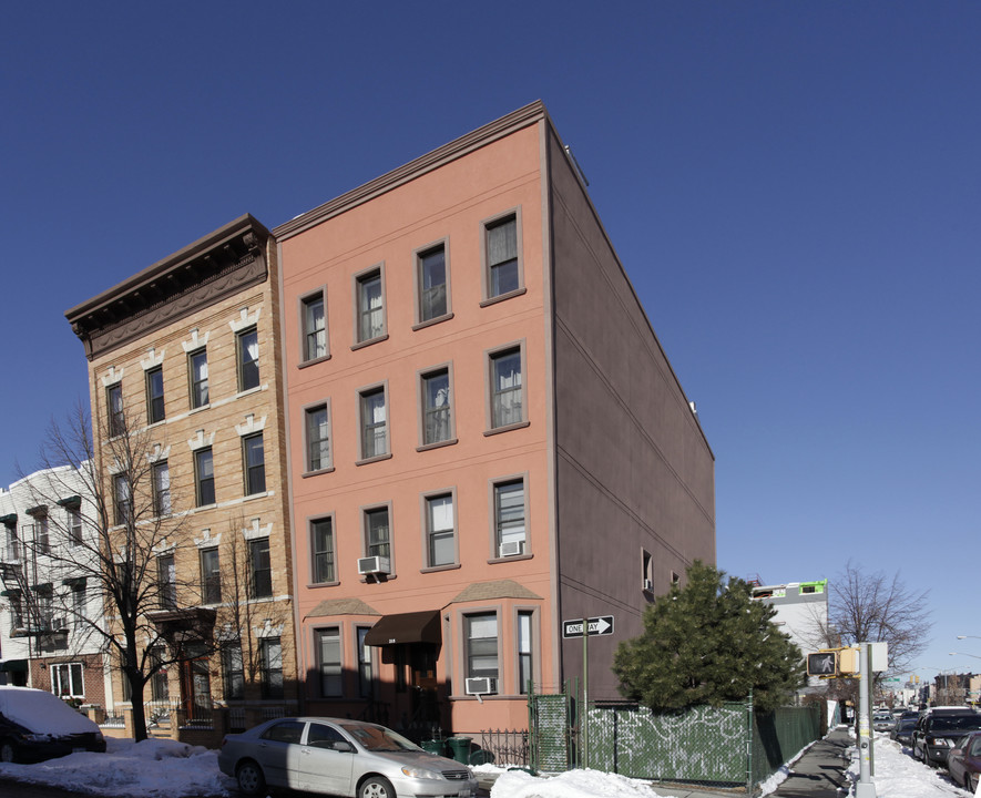 215 Kent St in Brooklyn, NY - Building Photo