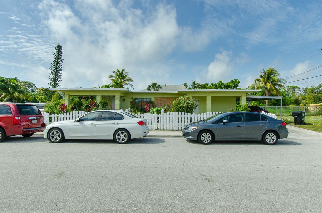 East Lake Worth Duplex in Lake Worth, FL - Building Photo