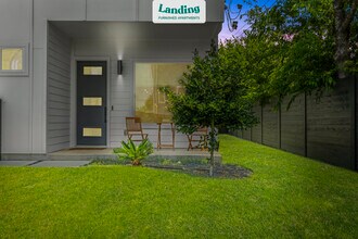 6300 Santos St-Unit -3.1377584 in Austin, TX - Foto de edificio - Building Photo