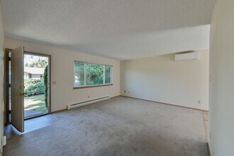 2118 19th St, Unit 1 in West Linn, OR - Foto de edificio - Building Photo