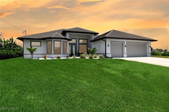 3106 SW 22nd Ave in Cape Coral, FL - Foto de edificio - Building Photo