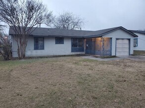 8336 Bunche Dr in Dallas, TX - Building Photo - Building Photo