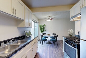 Village Green in La Habra, CA - Foto de edificio - Building Photo