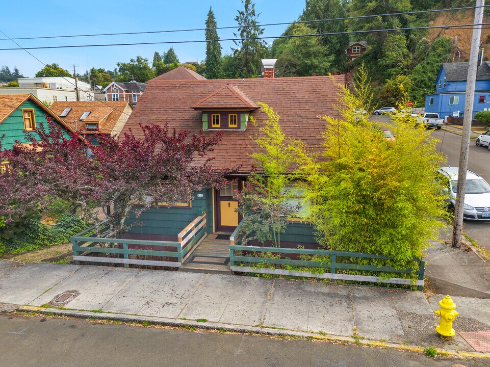 513 Bond St in Astoria, OR - Foto de edificio