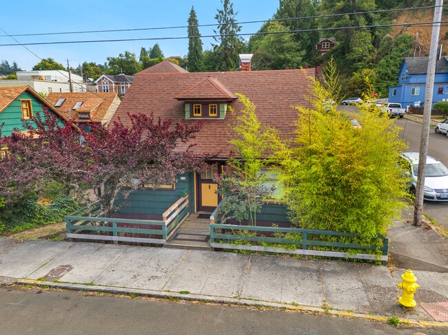 property at 513 Bond St