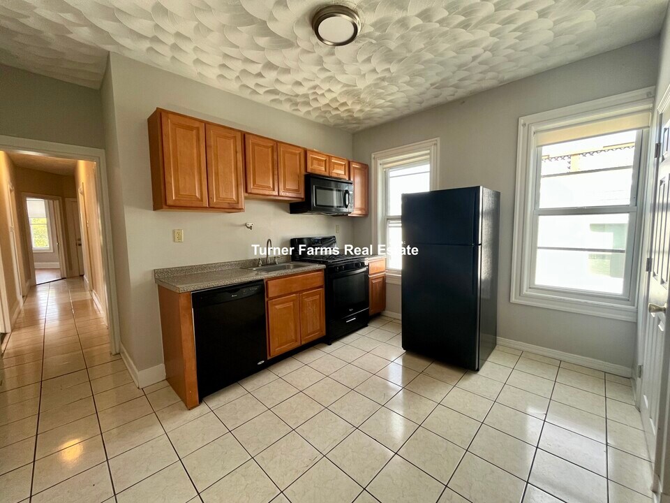 157 E Cottage St, Unit 3 in Boston, MA - Building Photo