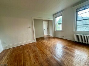 4 Swaine Pl in West Orange, NJ - Building Photo - Building Photo